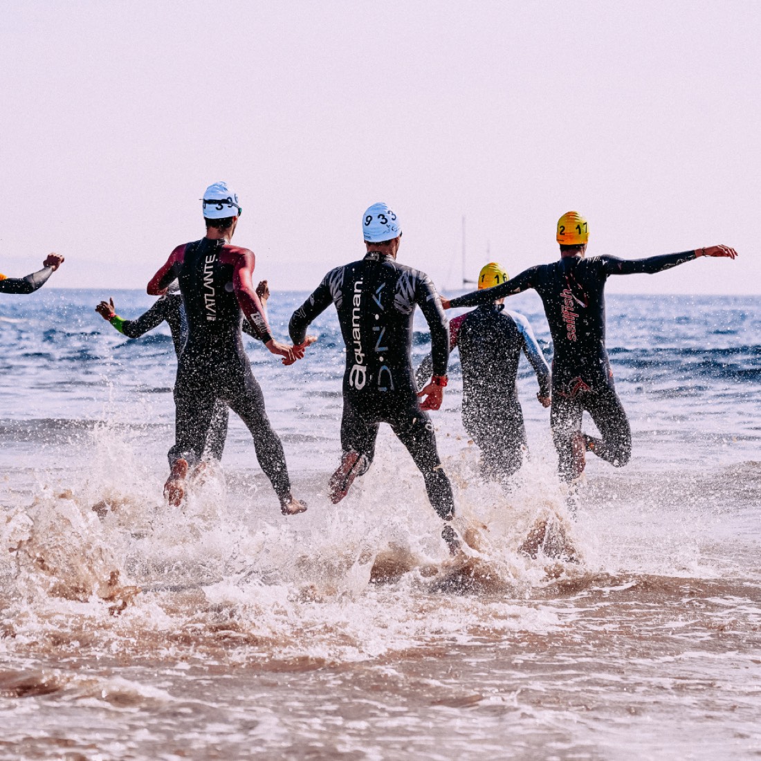 Départ de la natation, triathlètes entrant dans l'eau