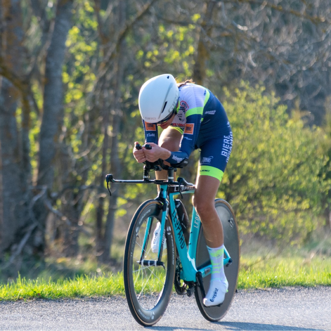 Cycliste sur le parcours vélo en contre-la-montre